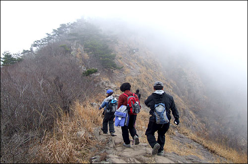 지리산 어느 능선을 타고 지나가다 만났던 그 구름들이, 바로 사량도 지리망산을 덮으니 더욱 그리워지는 지리산인 것을. 